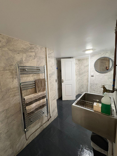 Bathroom 2, Cwmcarn Hotel & Bunkhouse, Caerphilly