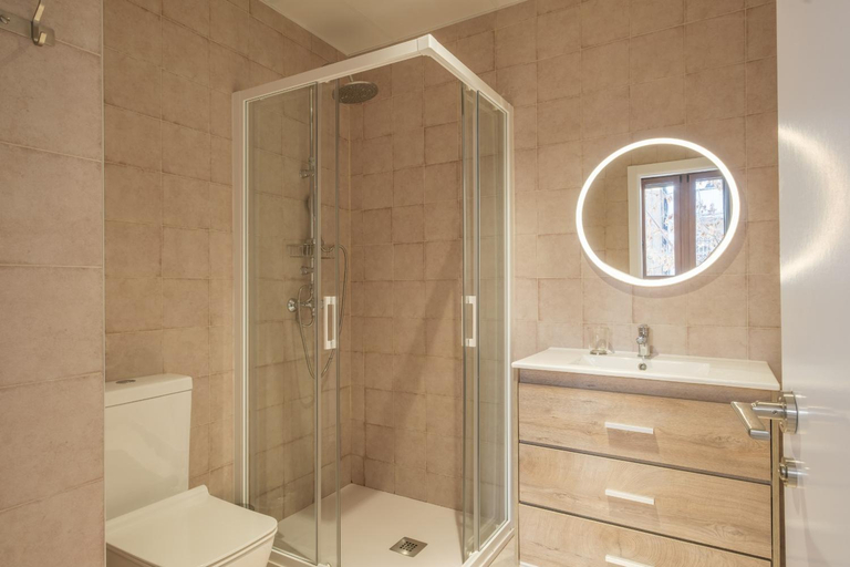 Bathroom, Apt with Antique Floor & lots of Sun Light, Valencia