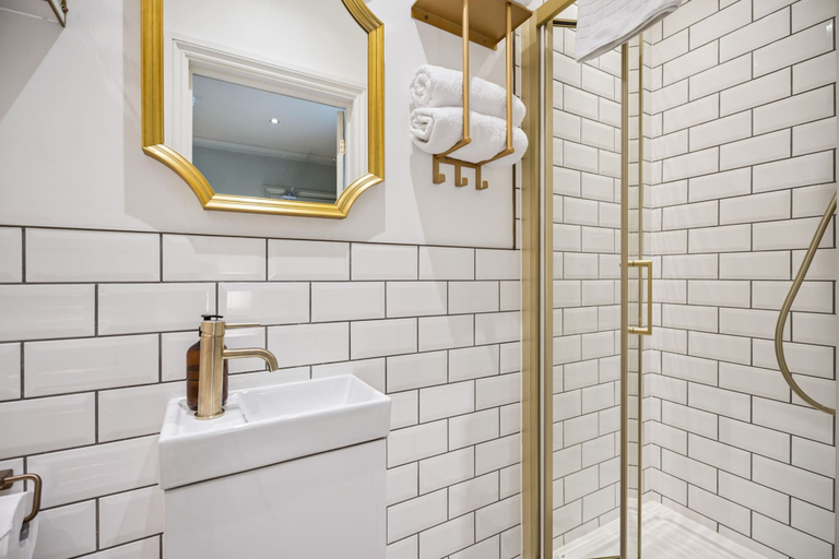 Bathroom 3, The Flower Pot Hotel, Wokingham
