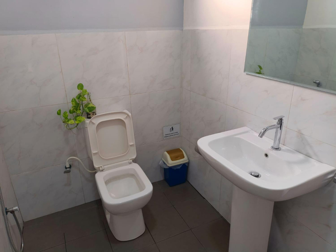 Bathroom 3, Lake Edge Resort, N. Palatha Central