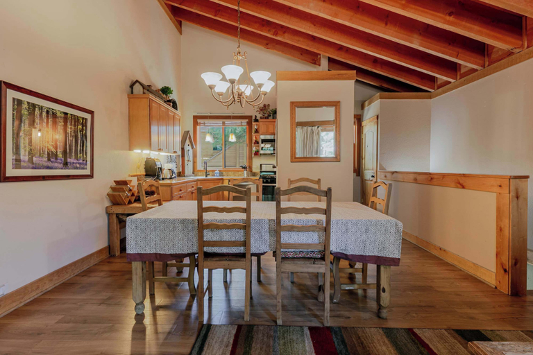 Dining 2, The Golden Bend Cozy Stay, Placer