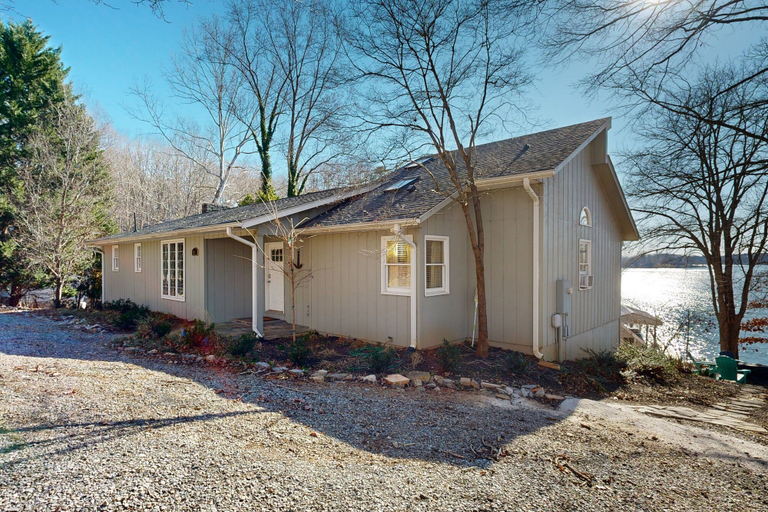 Exterior 3, Smith Mountain Bliss - Spacious Waterfront House W/patio, Deck, Fire pit & Grill, Bedford