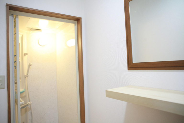 Bathroom 4, Maru House Hostel, Osaka