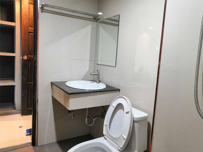 Bathroom, Nitta Ville, Hang Chat
