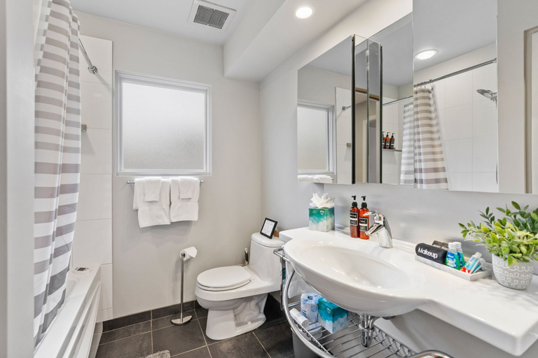 Bathroom 3, Emerson House, Hennepin