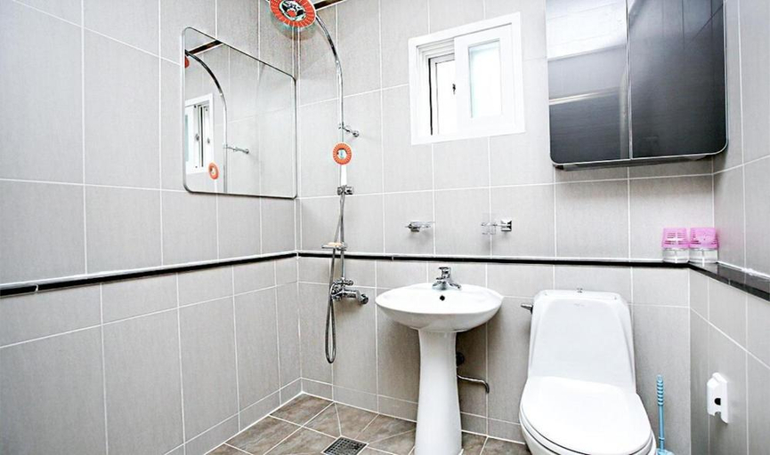 Bathroom 2, Mongsanpohaebyeon Pension, Taean