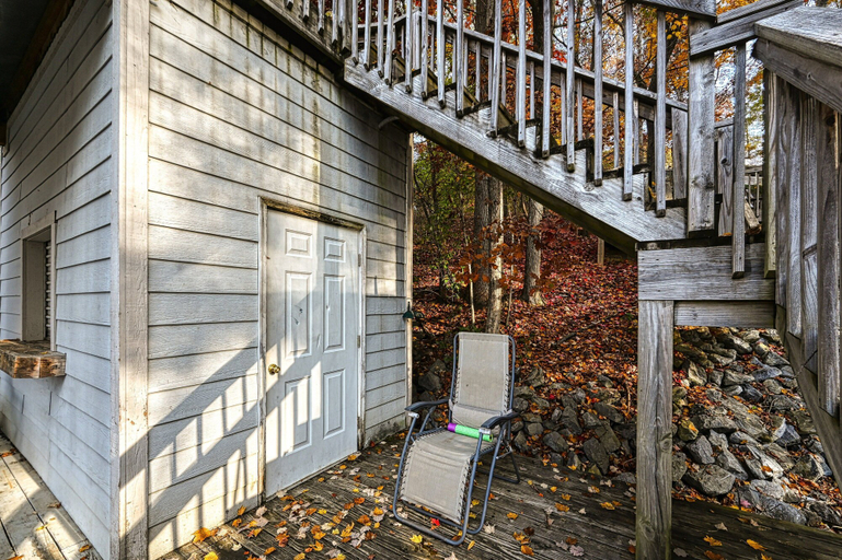 Terrace/patio 3, SML Ski School - Pet Friendly Lake Lodge With Waterfront Deck, Firepit, & Game Room, Bedford
