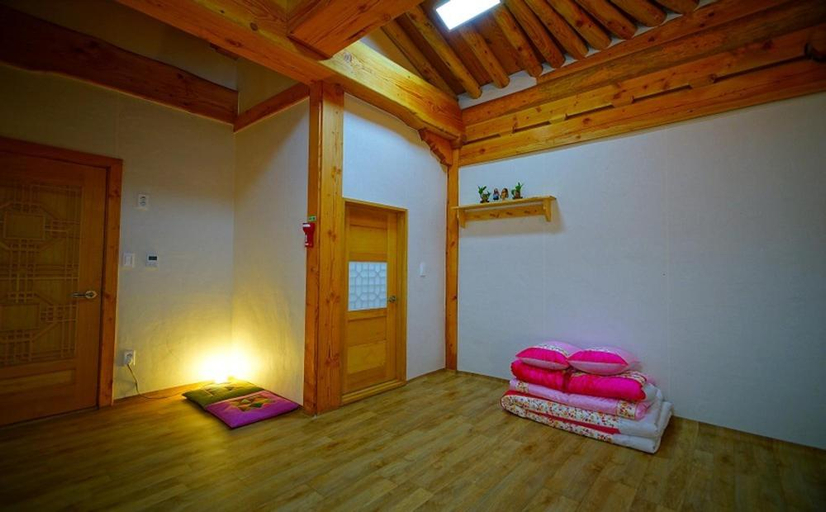 Bedroom 2, Gongju Honghuiguan Guesthouse, Gongju
