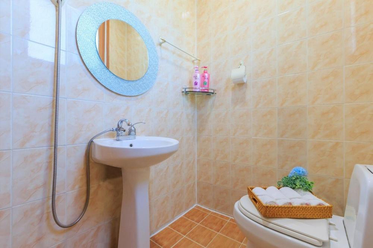 Bathroom 3, Anmyeondo Badatga Pension, Taean