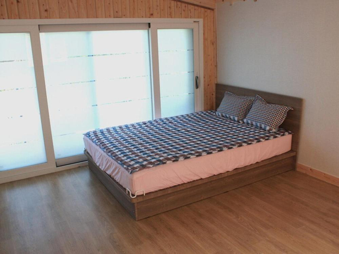 Bedroom 2, Hadong Pension Haneulbit Hwangtobang, Hadong