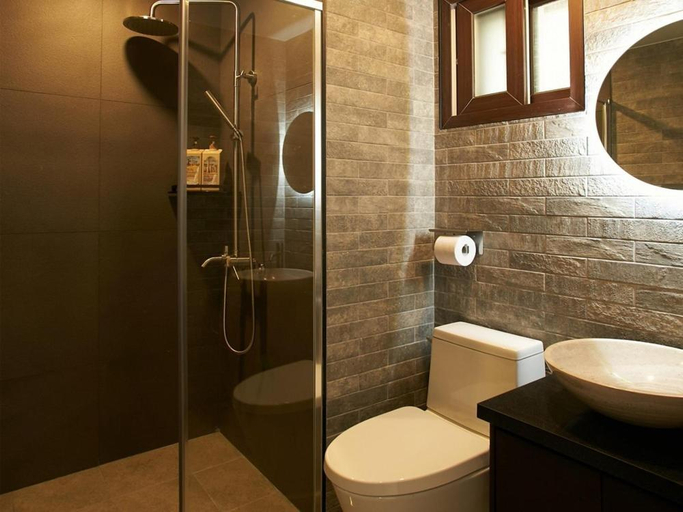 Bathroom 2, White pension, Jung