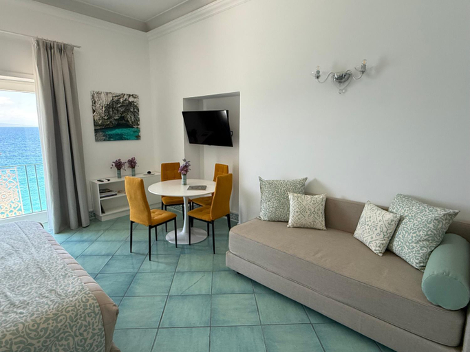Others 5, Casa Adelaide, Napoli