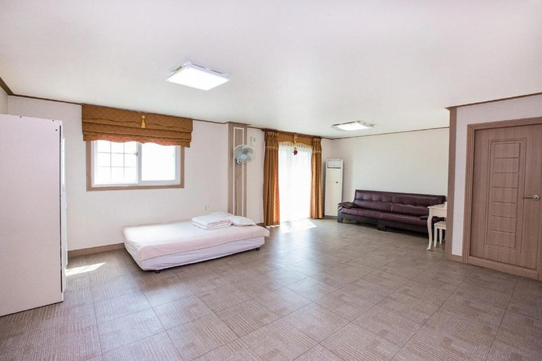 Bedroom 2, Poeguenhan Pension, Taean