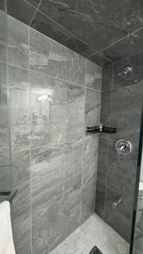 Bathroom 4, Super 5 Inn, Peel