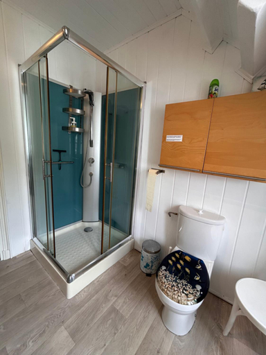 Bathroom 3, St Guenole Apartments, Finistère