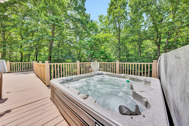 Sport & Beauty, The Main House - Lakefront Home With Private hot tub & Balcony, Bedford