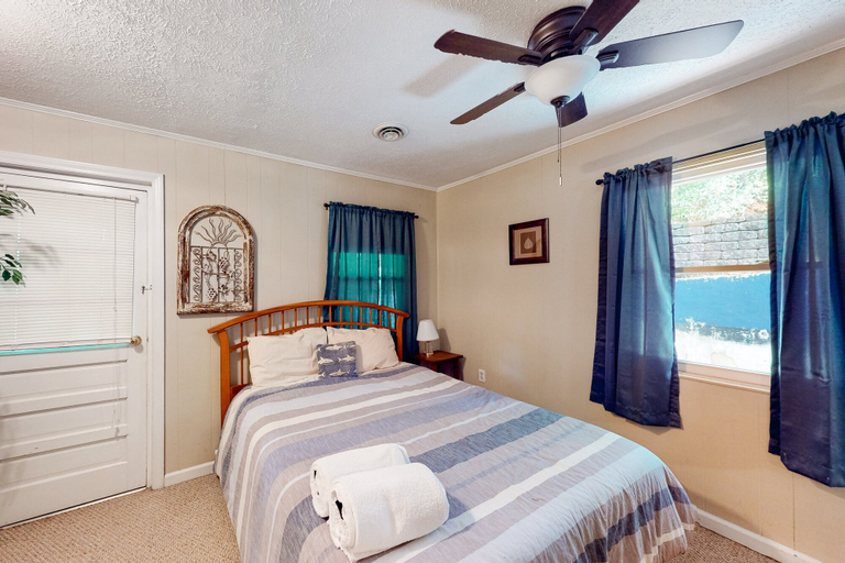 Room 4, A Quiet Cove - Lakefront Home on Quiet Cove With Private Dock & Floater, Bedford