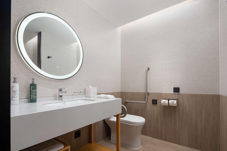 Bathroom 4, Hilton Garden Inn Beijing Huaxiang Tiantan Hosp, Beijing