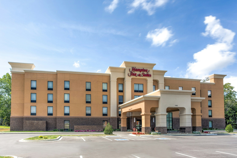 Exterior & Views, Hampton Inn & Suites Manchester, Coffee