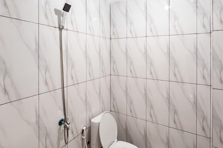 Bathroom 5, RedDoorz @ Ideal Home Banjarmasin, Banjarmasin