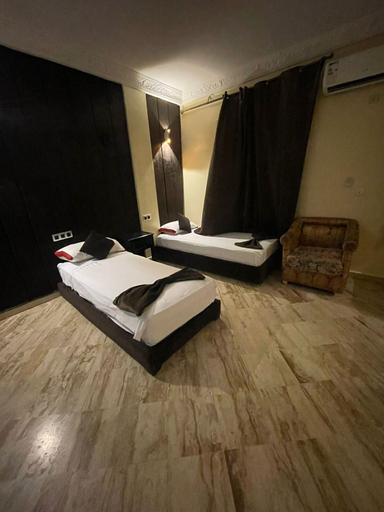Room 5, Singapour Hotel, Casablanca