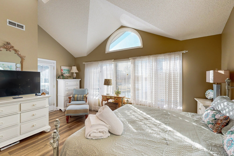 Room 5, Smith Mountain Bliss - Spacious Waterfront House W/patio, Deck, Fire pit & Grill, Bedford