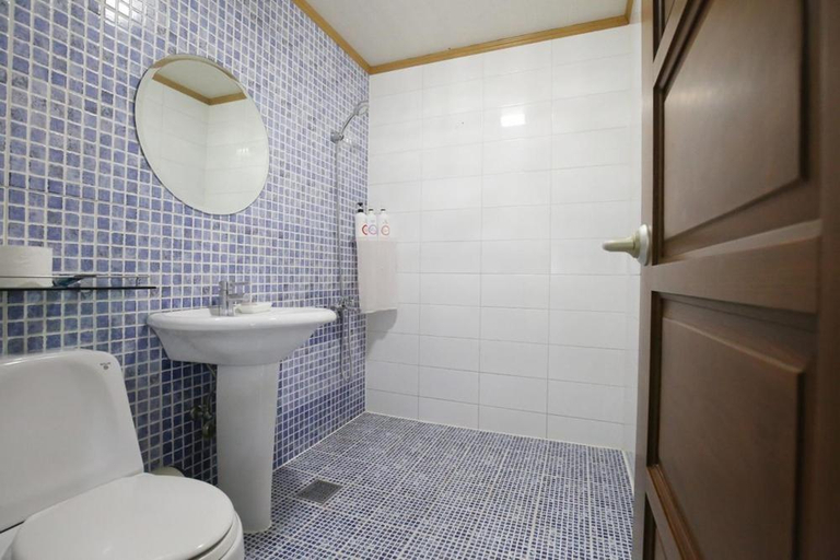 Bathroom 3, Yang Yang Sangol Yeohang Pension, Yangyang