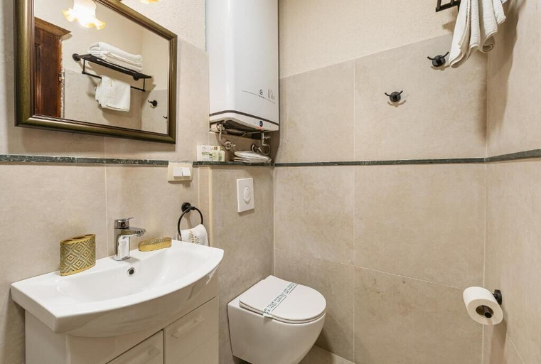 Bathroom 3, Apartments Leo