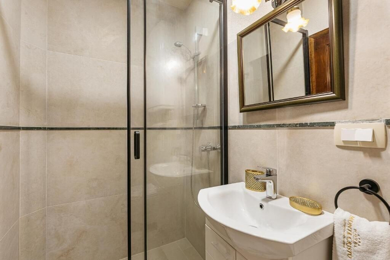 Bathroom 3, Apartments Leo