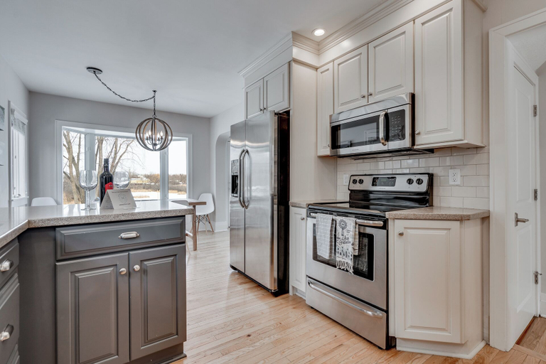 Others 5, D. Lakefront Cottage, Hennepin
