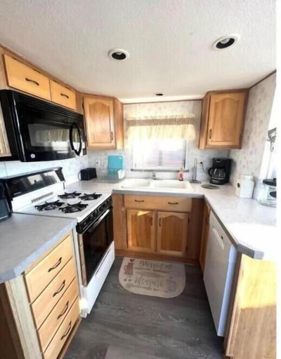 Private kitchen 3, Rogue River Landing Resort, Curry