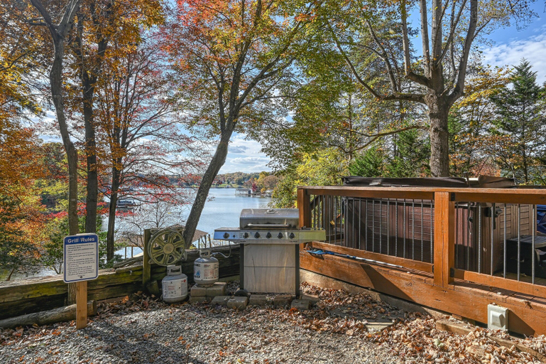 BBQ/picnic area, Herons Rest - Lakefront Home With Dock, Pool Table, & hot tub - Dogs OK, Bedford