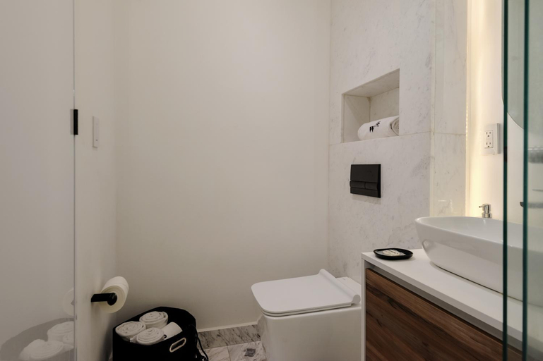 Bathroom 3, Icon Cibeles by Wynwood House, Mexico City