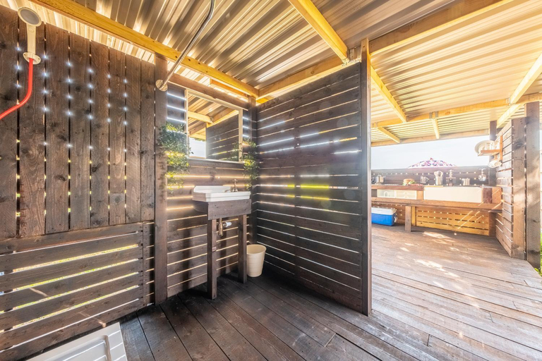 Shower 2, Luxury glamping in Constable Country - Valley View Yurt, Suffolk