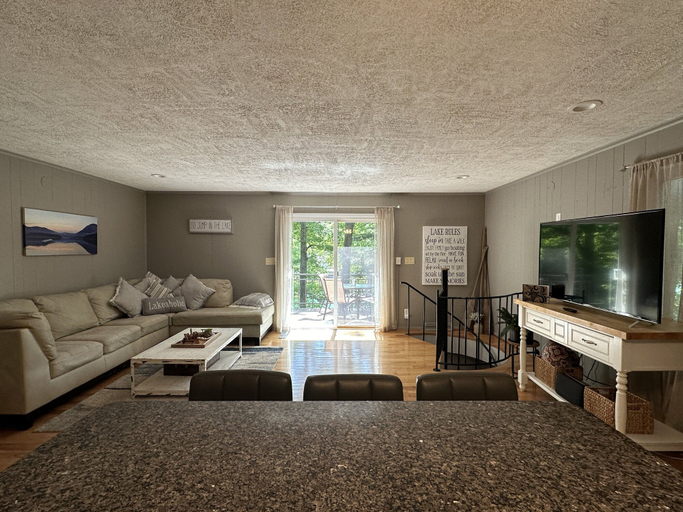 Living area 5, Humble Hideaway - Inviting Lakefront Home With Firepit, Balcony & W/D - Dog-friendly, Bedford
