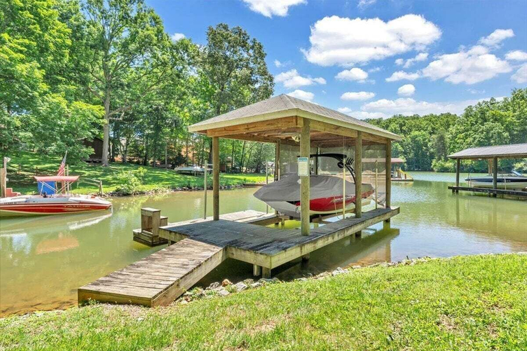 Sport & Beauty, Chez At At - Lake Front & Private Dock, Bedford