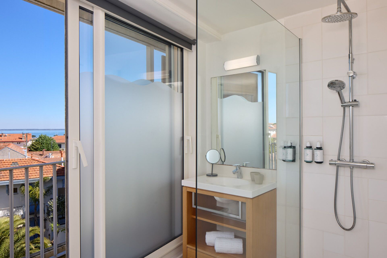 Bathroom 3, Best Western Arcachon Le Port, Gironde
