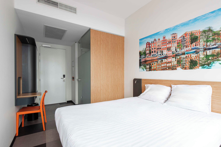 Bedroom 5, easyHotel Amsterdam Arena Boulevard, Amsterdam