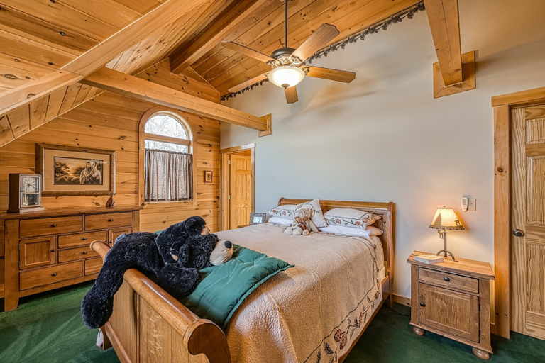Room 2, Sunset-starshine - Inviting Waterfront Cabin With hot Tub, Kayaks, Bedford