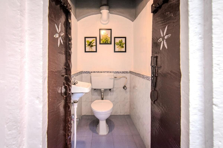 Bathroom 2, Rudreshwar Mahadeo Kothi, Varanasi