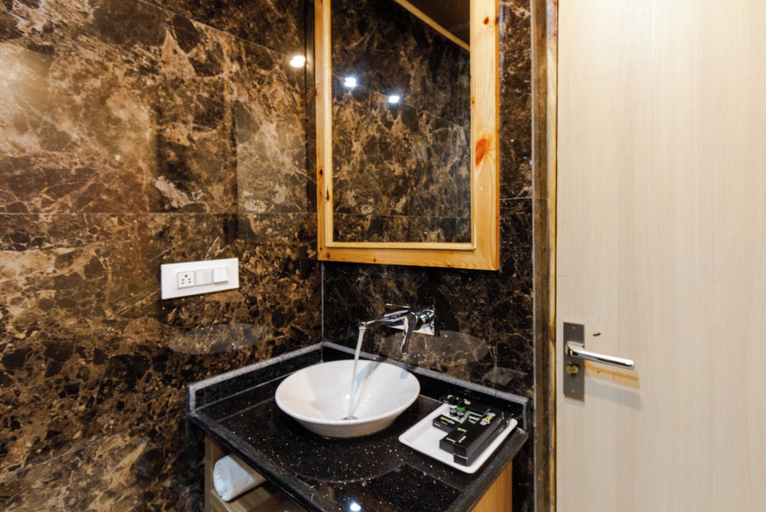 Bathroom 4, Evoque Hotel - River View Near Mall Road, Kullu