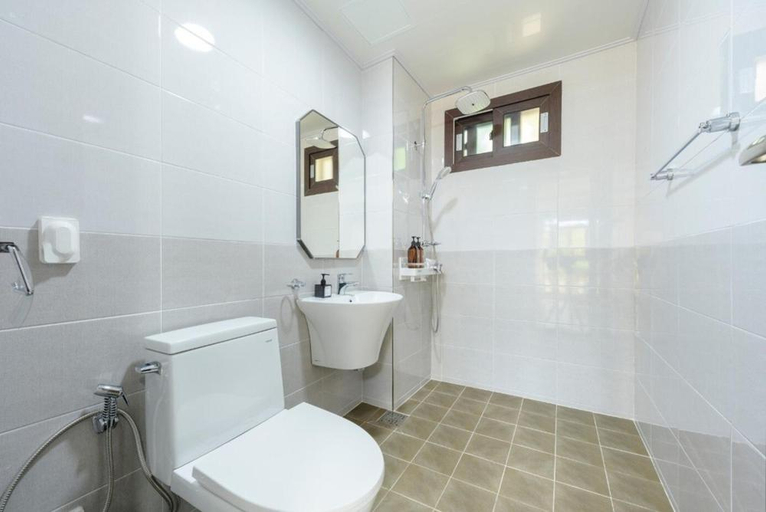 Bathroom 2, Hongs Land, Jeju