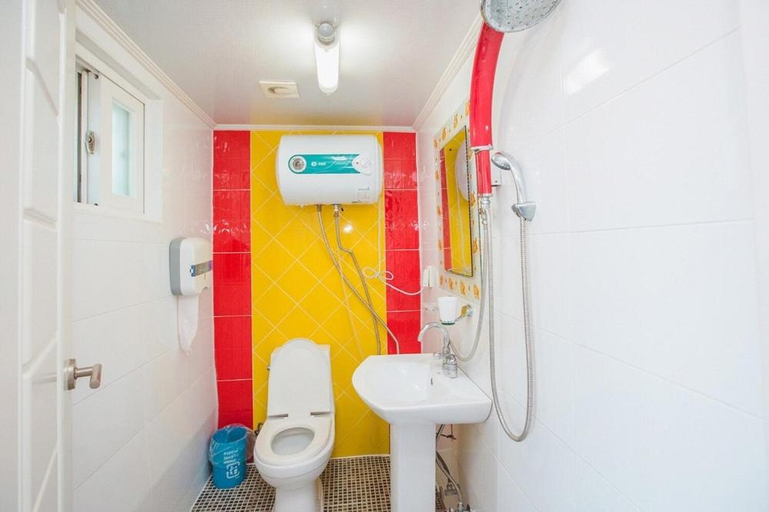 Bathroom 3, Poeguenhan Pension, Taean