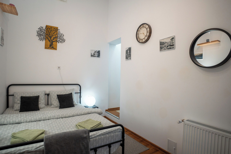 Room 5, Barrique Republicii 16, Brasov