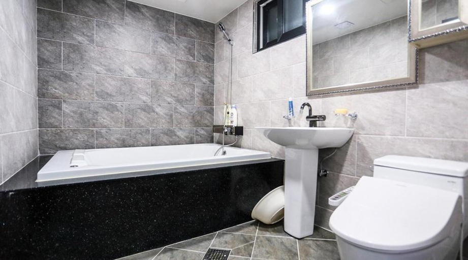 Bathroom 3, Uljin blue ara CD pension, Uljin