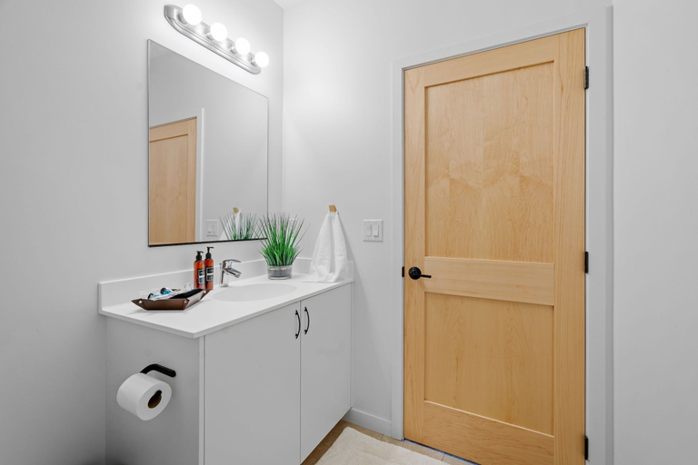 Bathroom 4, The Happy Home, Washington