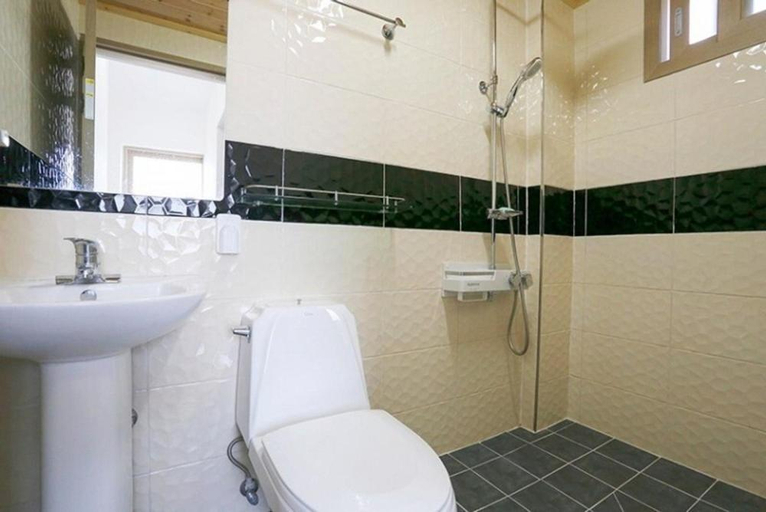 Bathroom 3, Udo Sarangchae Pension, Seogwipo