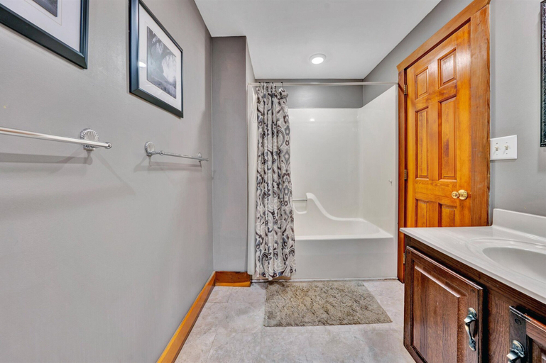 Bathroom 3, The Main House - Lakefront Home With Private hot tub & Balcony, Bedford