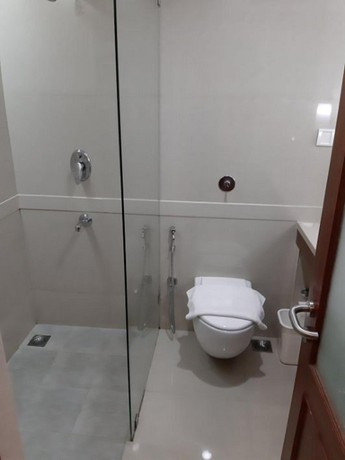 Bathroom 4, Hotel Abad Plaza, Ernakulam