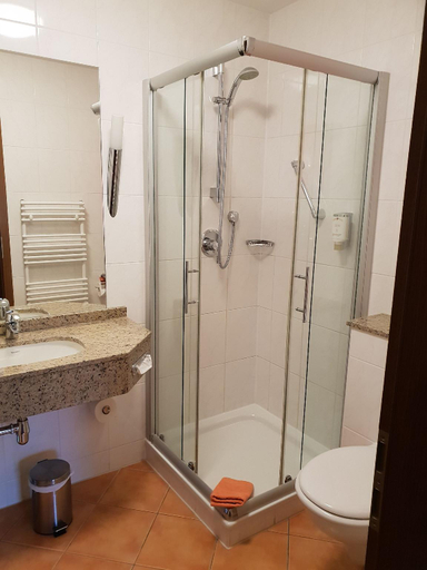 Bathroom 3, Hotel Zur Linde, Verden